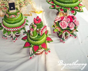 ชุดพานขันหมาก ดอกไม้ ใบตอง สำหรับพิธีแต่งงานแบบไทย