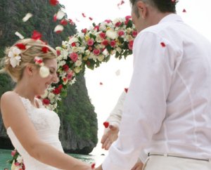  , ว๊าว! ซุ้มงานแต่งสวยๆ ริมทะเลใสๆ