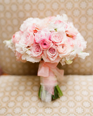ช่อดอกไม้สีชมพูหวานแหวว ช่อดอกไม้ ดอกไม้งานแต่งงาน 