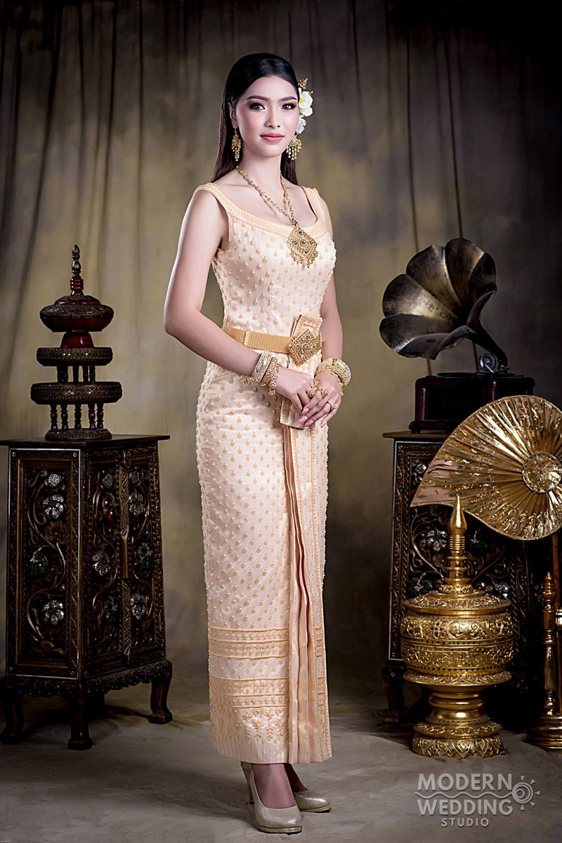 ชุดไทยแต่งงานสีทอง