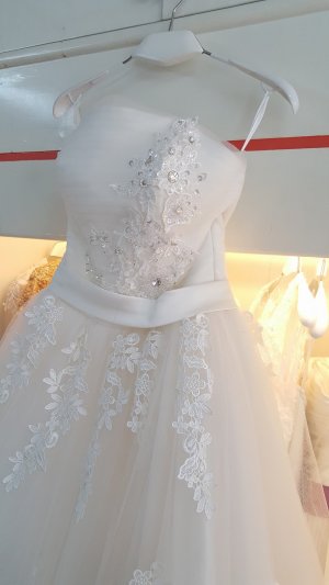 ร้าน เมโมรี่ สตูดิโอ เวดดิ้ง เชียงราย - New wedding dress สนใจชุดไหน แวะมาดูก่อนนะค่ะ