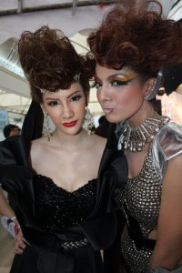 แชมป์2ปีซ้อนกับ The Winner of THE POWER ON STAGE HAIR COMPETITION 2011 - คุณโอ๋เวดดิ้งสตูดิโอ พิษณุโลก แชมป์แต่งหน้าเจ้าสาว C.A.T.2011 แชมป์ผมโลก C.A.T / C.M.C 2012