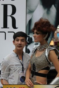 แชมป์2ปีซ้อนกับ The Winner of THE POWER ON STAGE HAIR COMPETITION 2011 - คุณโอ๋เวดดิ้งสตูดิโอ พิษณุโลก แชมป์แต่งหน้าเจ้าสาว C.A.T.2011 แชมป์ผมโลก C.A.T / C.M.C 2012