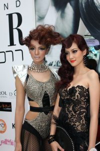 แชมป์2ปีซ้อนกับ The Winner of THE POWER ON STAGE HAIR COMPETITION 2011 - คุณโอ๋เวดดิ้งสตูดิโอ พิษณุโลก แชมป์แต่งหน้าเจ้าสาว C.A.T.2011 แชมป์ผมโลก C.A.T / C.M.C 2012