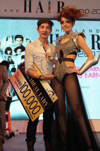 แชมป์2ปีซ้อนกับ The Winner of THE POWER ON STAGE HAIR COMPETITION 2011 - คุณโอ๋เวดดิ้งสตูดิโอ พิษณุโลก แชมป์แต่งหน้าเจ้าสาว C.A.T.2011 แชมป์ผมโลก C.A.T / C.M.C 2012