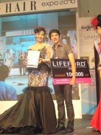 แชมป์แต่งหน้าโดยเครื่องสำอางค์ LIFEFORD PARIS MAKE-UP ARTIST CONTEST 2010  - คุณโอ๋เวดดิ้งสตูดิโอ พิษณุโลก แชมป์แต่งหน้าเจ้าสาว C.A.T.2011 แชมป์ผมโลก C.A.T / C.M.C 2012