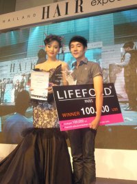 แชมป์แต่งหน้าโดยเครื่องสำอางค์ LIFEFORD PARIS MAKE-UP ARTIST CONTEST 2010  - คุณโอ๋เวดดิ้งสตูดิโอ พิษณุโลก แชมป์แต่งหน้าเจ้าสาว C.A.T.2011 แชมป์ผมโลก C.A.T / C.M.C 2012