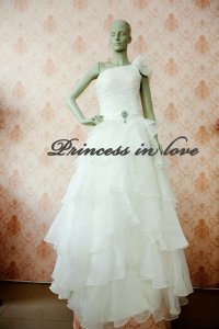 ชุดเจ้าสาวของร้านปริ้นเซสอินเลิฟ - Princess Bridal House