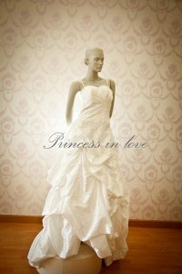 ชุดเจ้าสาวของร้านปริ้นเซสอินเลิฟ - Princess Bridal House