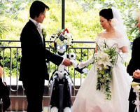 คู่รักแดนปลาดิบสร้างปรากฏการณ์หุ่นยนต์แต่งงานให้คู่แรกของโลก