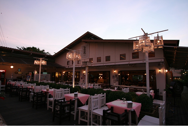 ชูบีดูบาร์(Choo Bee Doo Bar) ร้านอาหารโรแมนติก