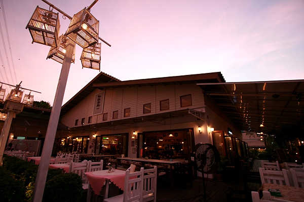 ชูบีดูบาร์(Choo Bee Doo Bar) ร้านอาหารโรแมนติก