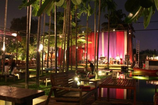 ร้านอาหารลานผ้า (The Fabric Restaurant & Music Bar)