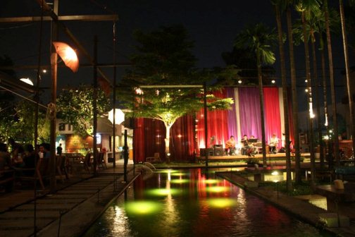 ร้านอาหารลานผ้า (The Fabric Restaurant & Music Bar)