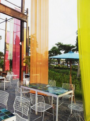 ร้านอาหารลานผ้า (The Fabric Restaurant & Music Bar)