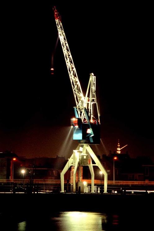 โรงแรมสุดแปลกไอเดียเจ๋ง ต้อนรับเดือนสีชมพู  The Harbour Crane