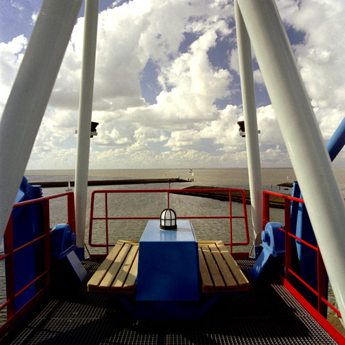 โรงแรมสุดแปลกไอเดียเจ๋ง ต้อนรับเดือนสีชมพู  The Harbour Crane