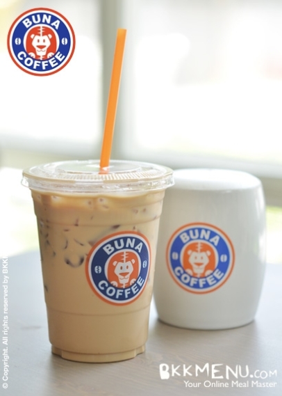 Iced Latte สัมผัสรสละมุนของกาแฟผสมนมสด (100 บาท)
