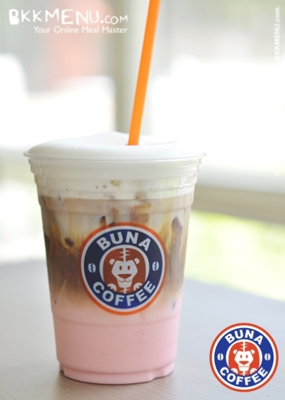 Strawberry Latte ลาเต้เย็นที่เพิ่มความหวานหอมด้วยนมสดรสสตรอว์เบอร์รี่ด้านล่าง (115 บาท)