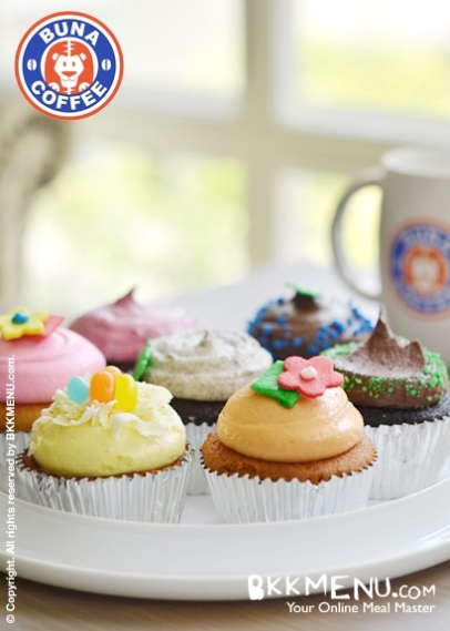 Cupcake จาก Made by Jelly Jan คัพเค้กสีสันสดใสที่มีให้เลือกหลายรสชาติ อาทิ Thai Tea, Sticky Mango, Blueberry Chocolate, Oreo Mint ฯลฯ (ชิ้นละ 75 บาท) 