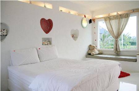 บ้านหัวใจ White Villa เดือนล้อม รีสอร์ท ห้องพักน่ารักๆ มีสไตล์ สำหรับคู่รัก