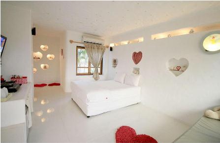 บ้านหัวใจ White Villa เดือนล้อม รีสอร์ท ห้องพักน่ารักๆ มีสไตล์ สำหรับคู่รัก