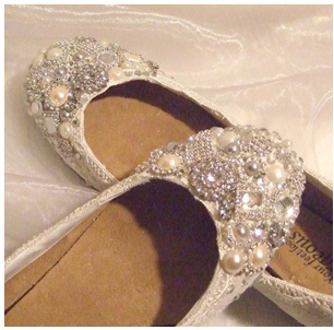 รองเท้าส้นเตี้ยสีขาววินเทจ