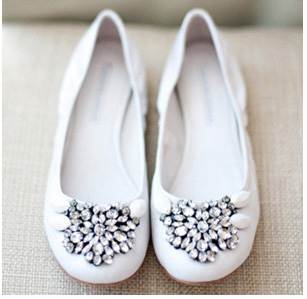 รองเท้าเจ้าสาวส้นเตี้ยติดเพชร