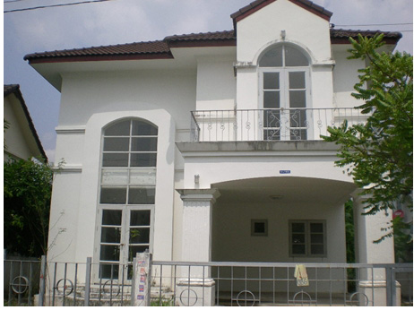 บ้านประตูไม้ รั้วลูกกรง