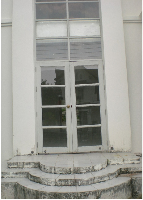 ประตูไม้เก่า