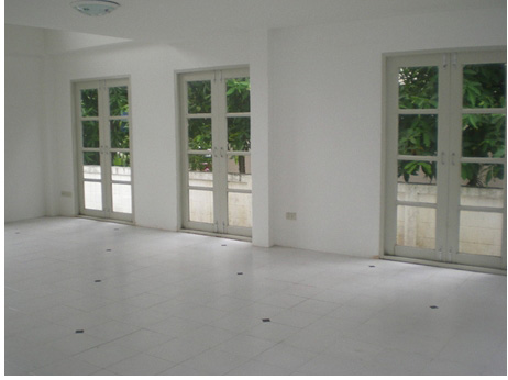 ประตูไม้กระจก พื้นกระเบื้อง