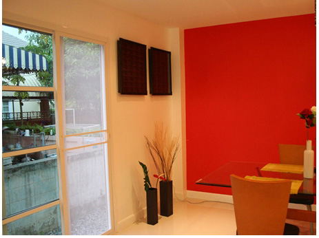 เรือนหอผนังสีส้ม โตีะอาหาร