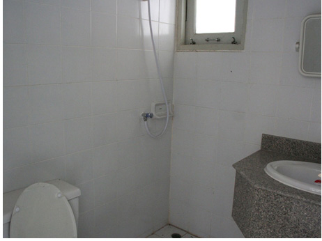 ห้องน้ำชั้นล่าง