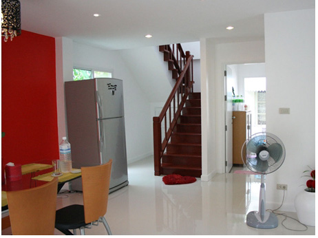 ทาสีบันไดไม้