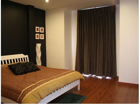 เรือนหอ พื้นไม้ลามิเนต เตียงสีขาว