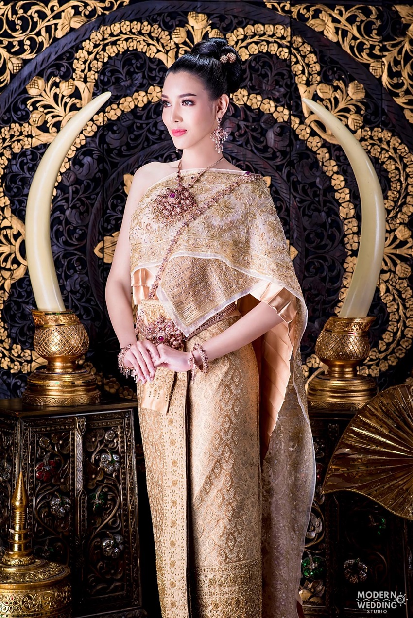 ุชุดไทยสีทอง