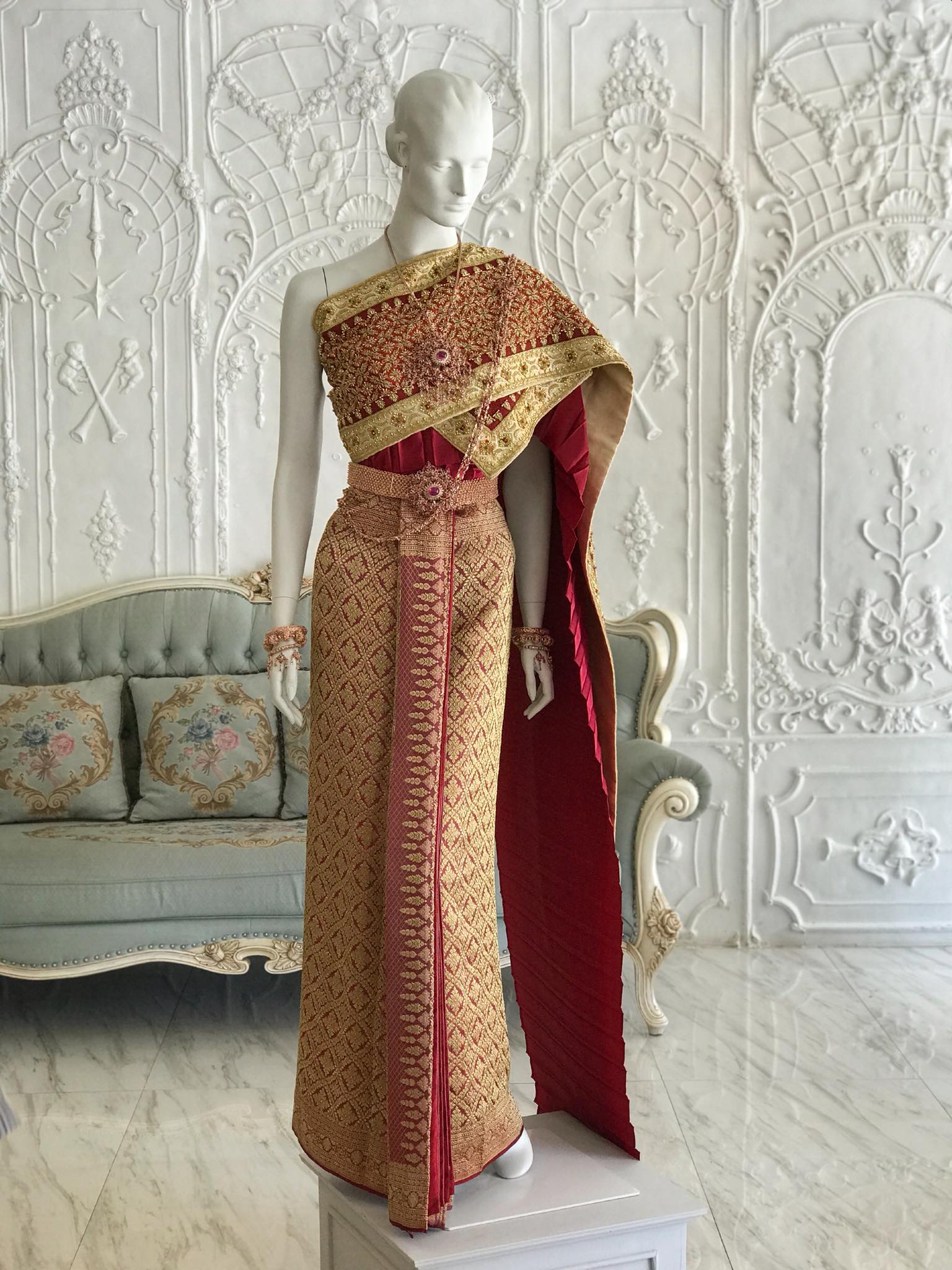 ชุดไทยทอง ตัดสีแดงเลือดหมู