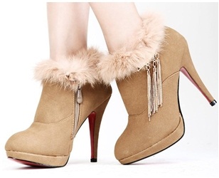 รองเท้าบูทขนสัตว์ปุยตกแต่งพู้โลหะ / สีอูฐ