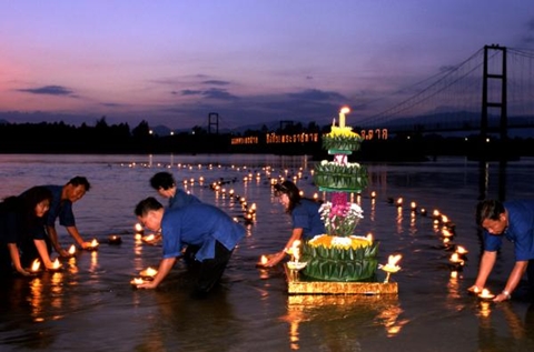 ประเพณีลอยกระทงสายไหลประทีป 1000 ดวงชิงถ้วยพระราชทานพระบาทสมเด็จพระเจ้าอยู่หัว