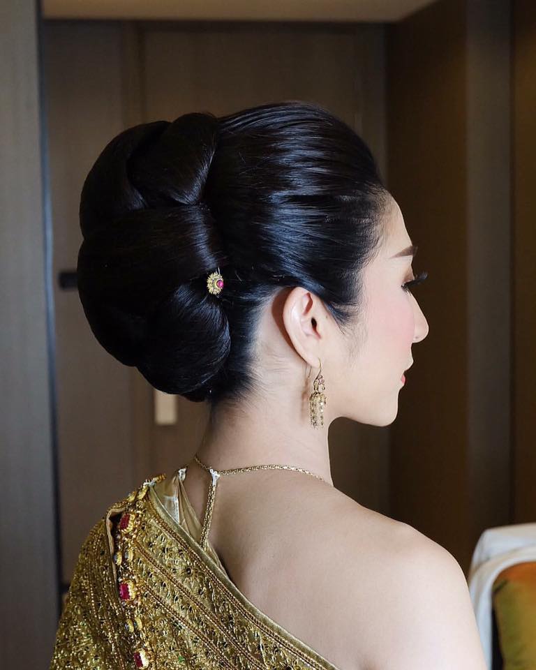 เครดิตรูปภาพทรงผมชุดไทยจาก IG: nongchat , khunyong_hair
