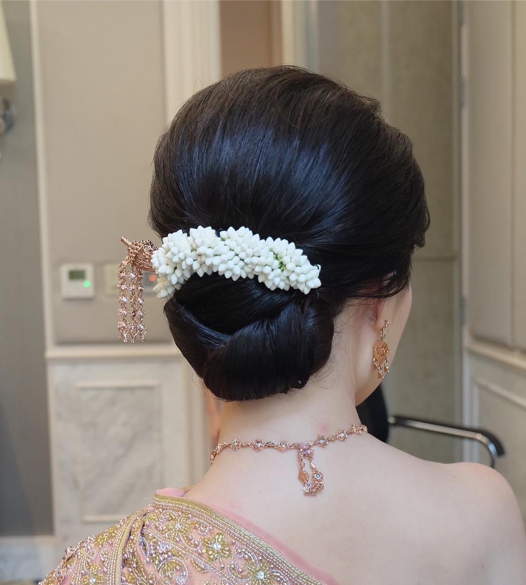 เครดิตรูปภาพทรงผมชุดไทยจาก IG: nongchat , khunyong_hair