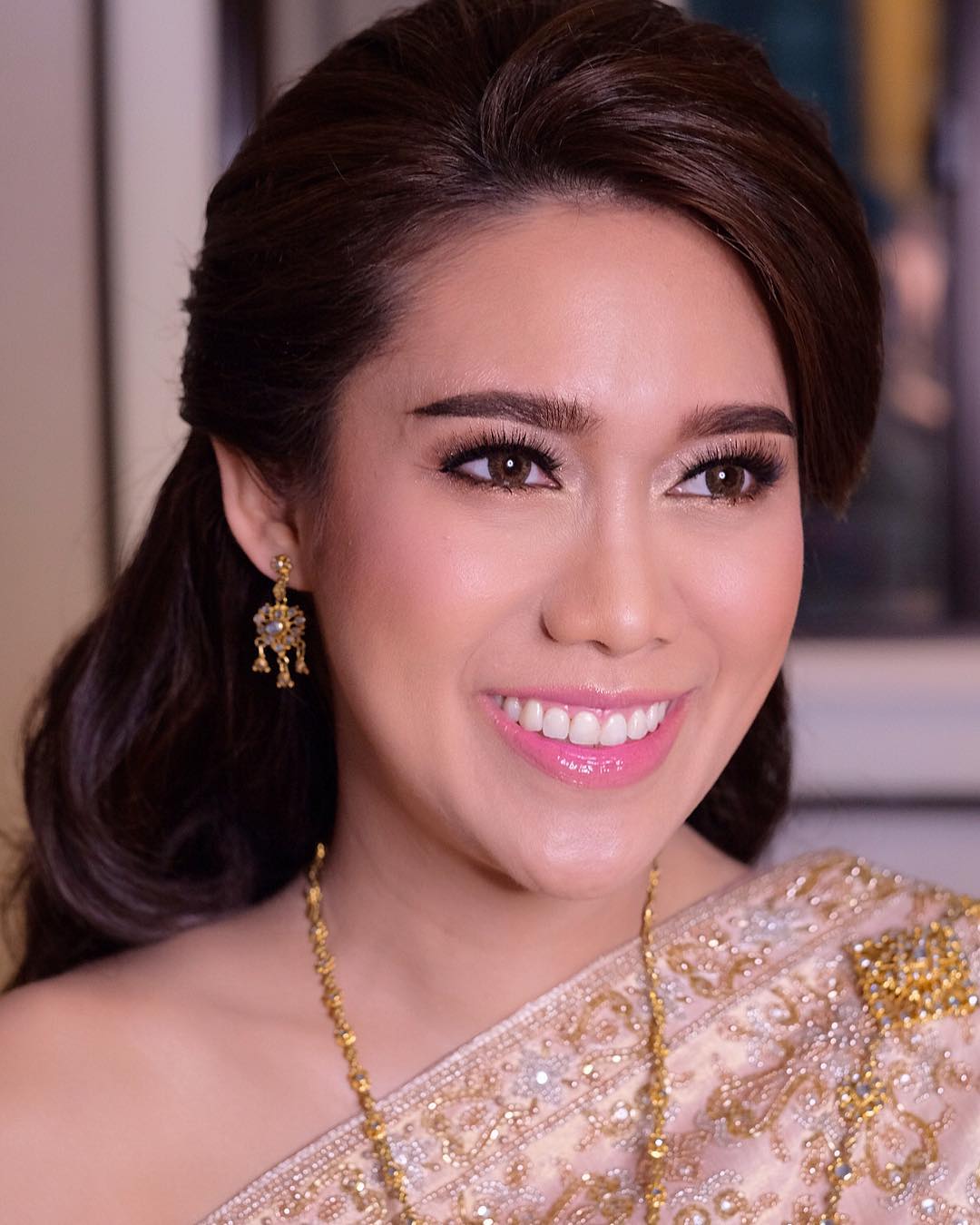 เครดิตรูปภาพทรงผมชุดไทยจาก IG: khunyong_hair , nongchat