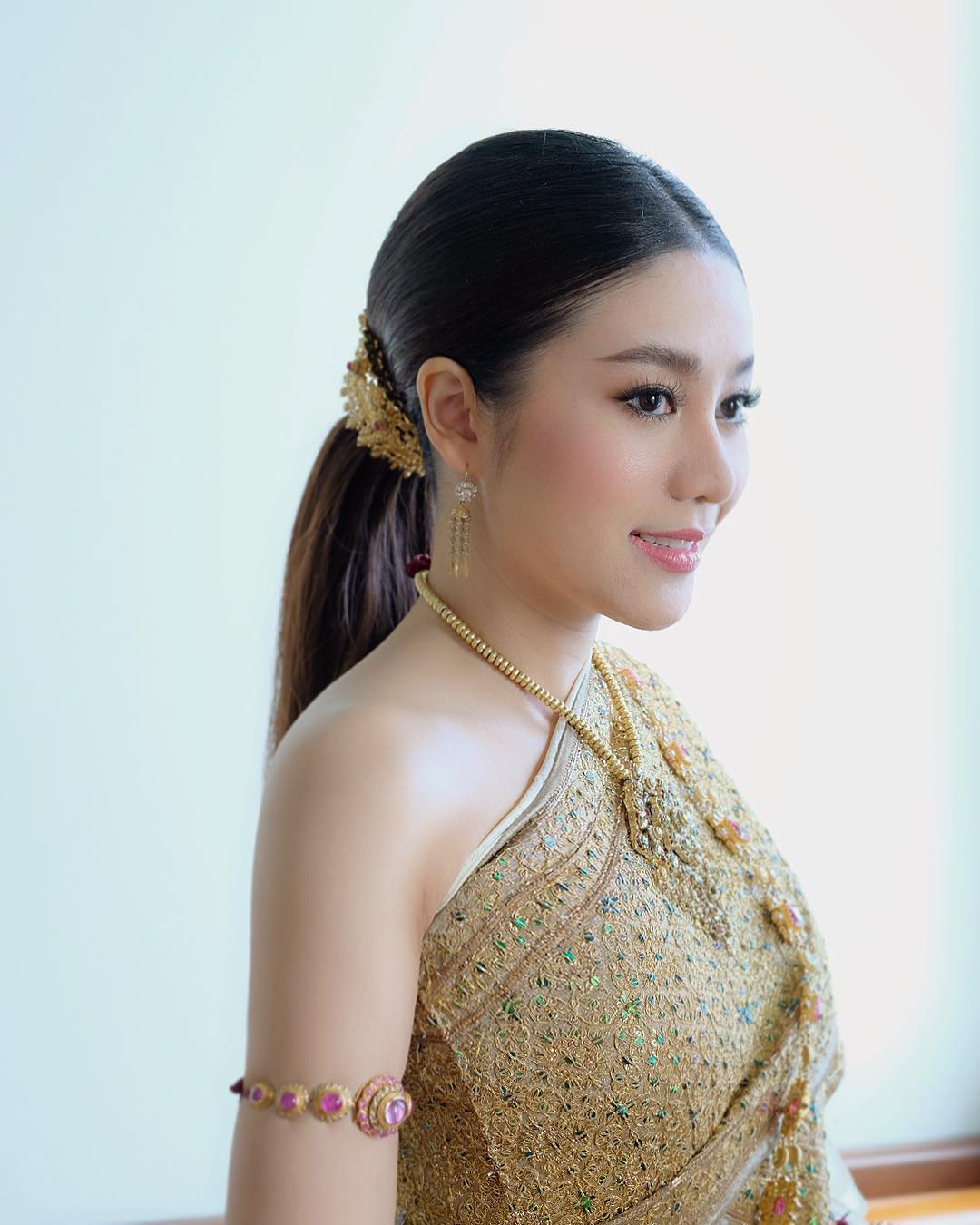 เครดิตรูปภาพทรงผมชุดไทยจาก IG: khunyong_hair , nongchat