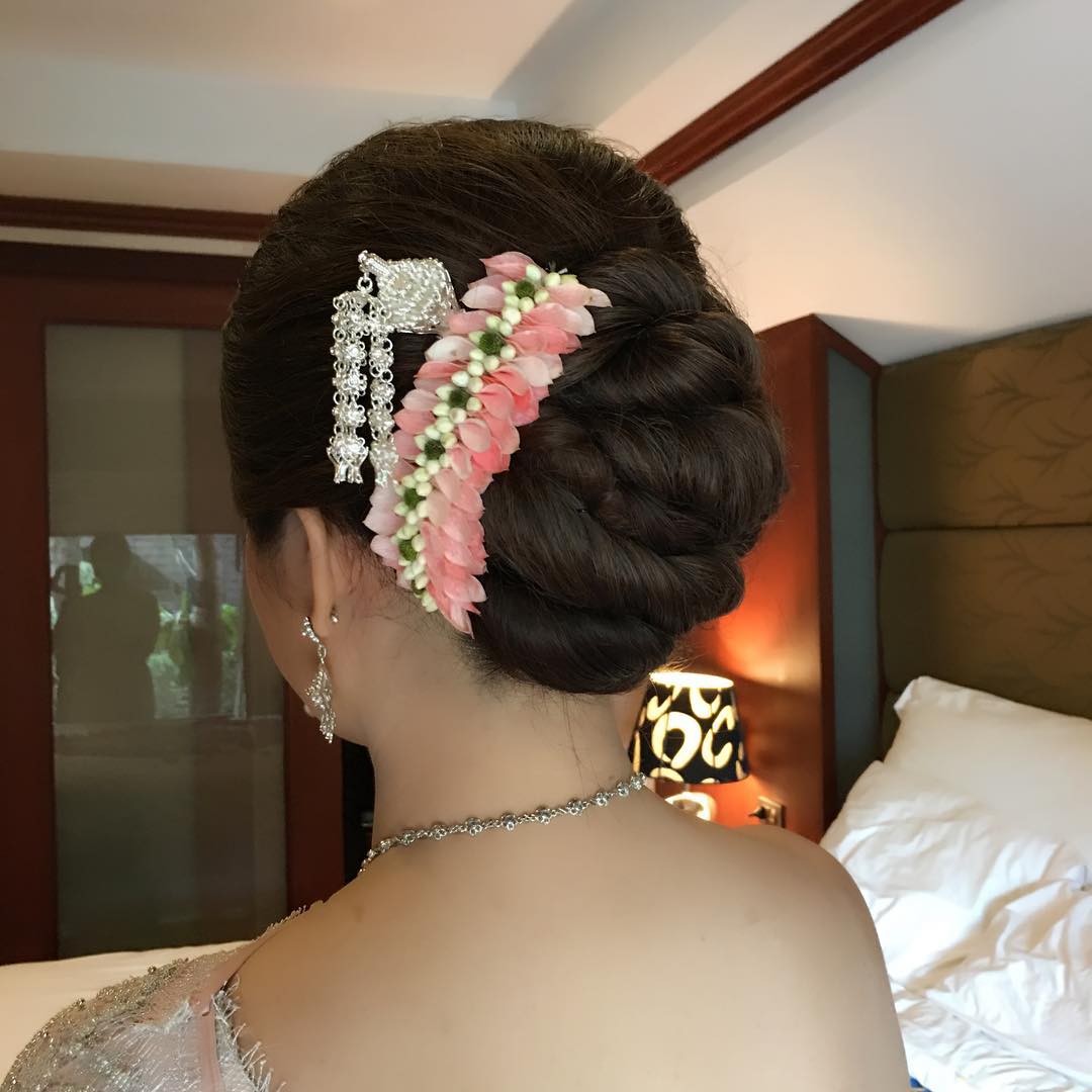 เครดิตรูปภาพทรงผมชุดไทยจาก IG: khunyong_hair , nongchat