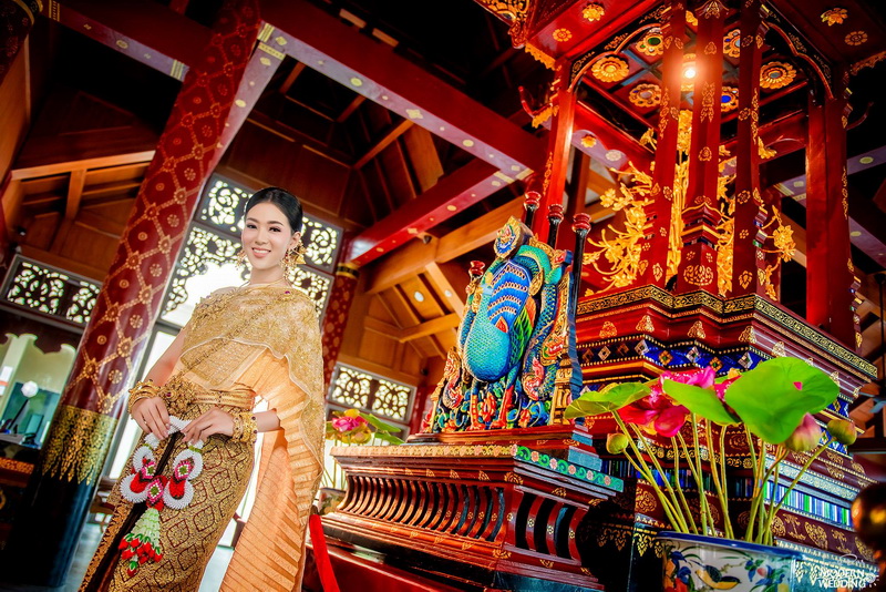 ชุดไทยสีทอง