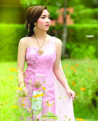 มิน พิชญา เฉิดฉายในชุดไทยประยุกต์ จากนิตยสาร Bride