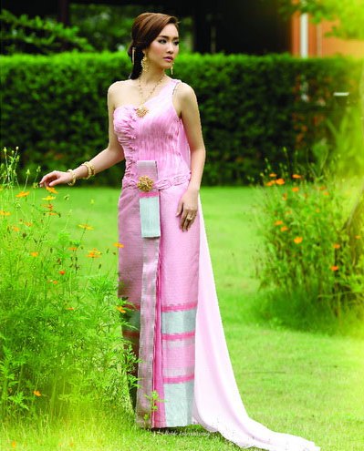 มิน พิชญา เฉิดฉายในชุดไทยประยุกต์ จากนิตยสาร Bride