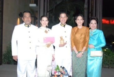 ภาพงานแต่ง อ้อม กะ อาท ชื่นมื่น