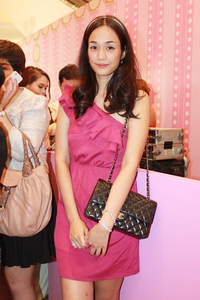 ครีม เปรมสินี ควงหนุ่มนอกวงการออกงาน..ยังไม่พร้อมเรียกแฟน