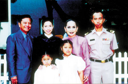 คู่รักอมตะ แบบอย่างการใช้ชีวิตคู่ของคนบันเทิง รอง-ปทุมวดี (รักบนความเอื้ออาทร)
